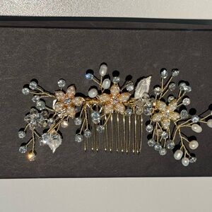 Pearl & Crystal Gold Floral Hair Comb - Elegant Women's Hair Accessory